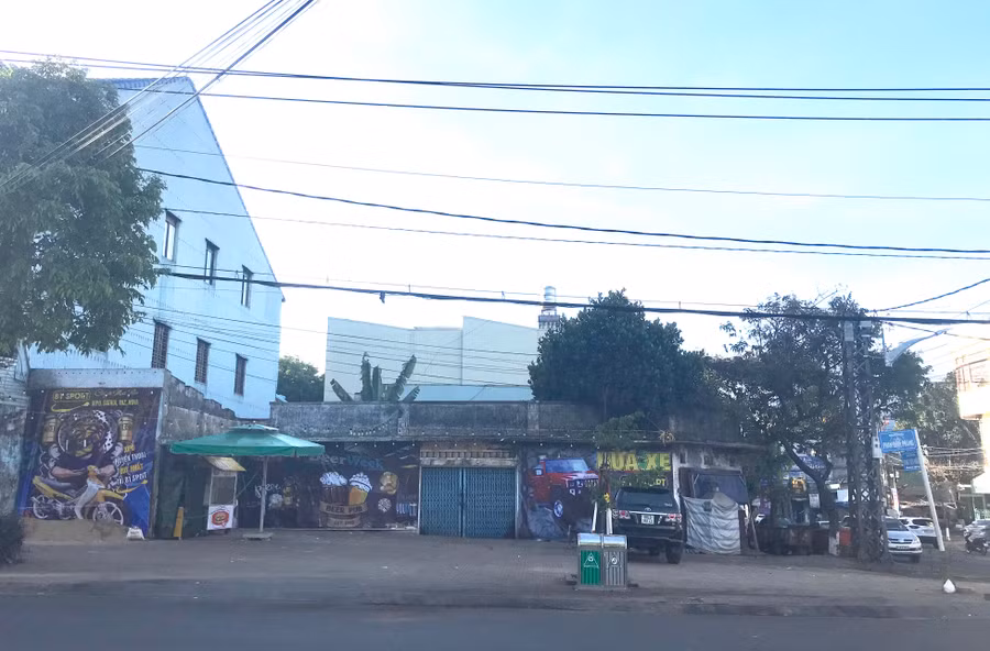 Lô đất 129 Phan Đình Phùng sát cạnh Nhà hàng Ngọc Lâm bị bỏ hoang một cách lãng phí. Ảnh: Lê Văn Ngọc