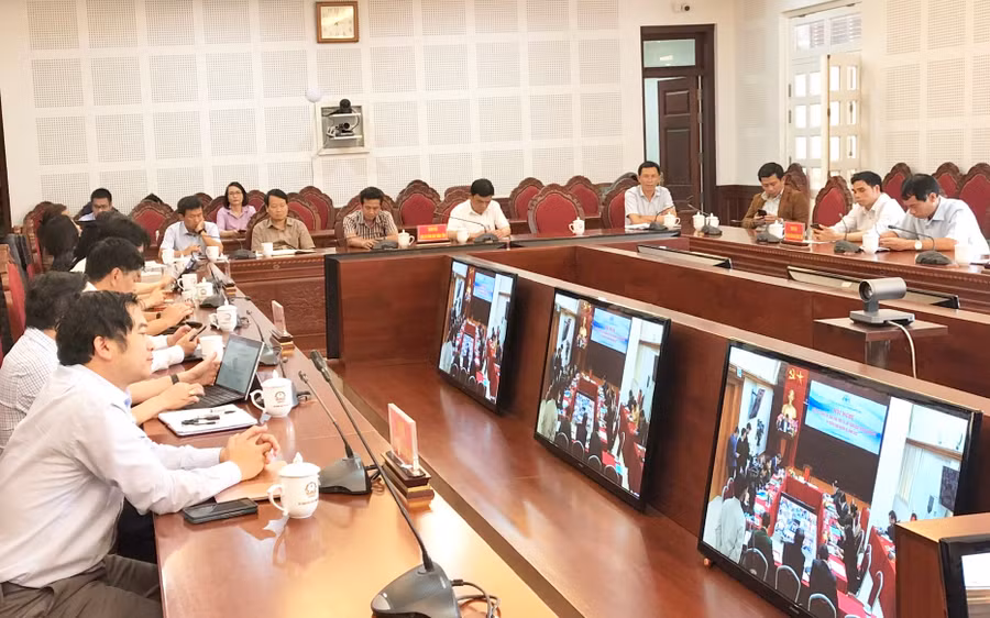 Các thành viên Ban An toàn giao thông tỉnh tham dự hội nghị tại điểm cầu Gia Lai. Ảnh: Lê Nam