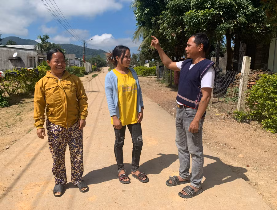 Ông Đinh Văn Bắc trao đổi công việc với người dân. Ảnh: R’Ô HOK