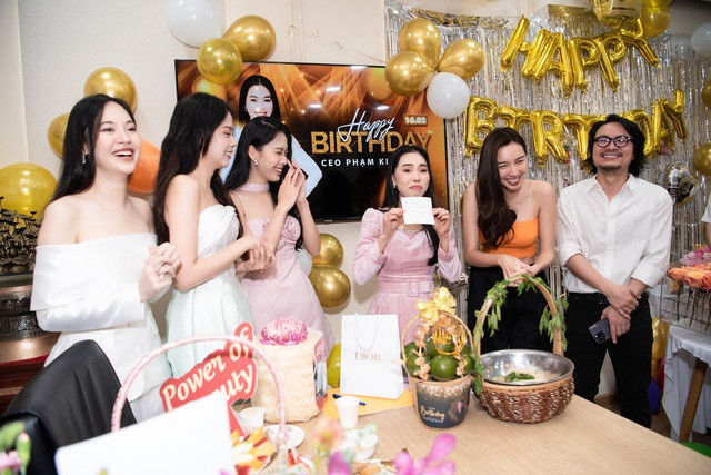 Top 3 Hoa hậu Việt Nam 2022 cùng Thùy Tiên và đạo diễn Hoàng Nhật Nam mừng sinh nhật &quot;bà trùm hoa hậu&quot;. Ảnh: NVCC