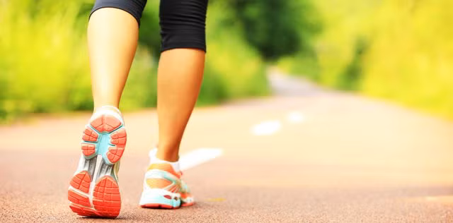 Bạn có thử đi bộ lùi chưa?. Ảnh: Shutterstock