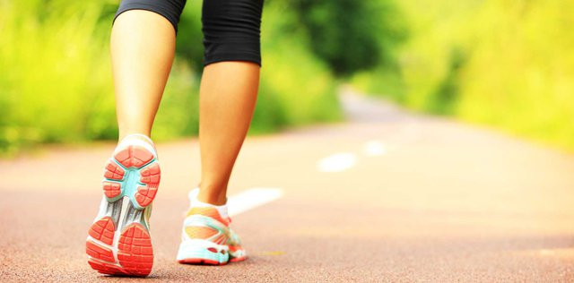 Bạn có thử đi bộ lùi chưa?. Ảnh: Shutterstock Bạn có thử đi bộ lùi chưa?. Ảnh: Shutterstock