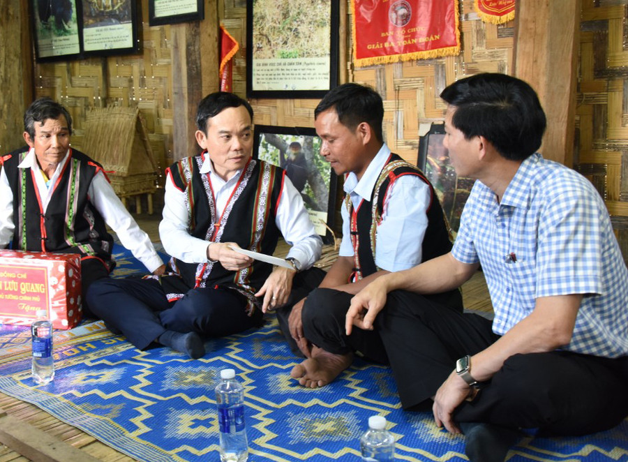 Phó Thủ tướng Chính phủ Trần Lưu Quang (thứ 2 từ trái sang) động viên dân làng Đê Kjêng (xã Ayun, huyện Mang Yang) phát huy tinh thần đoàn kết, giúp nhau phát triển kinh tế. Ảnh: Đức Thụy