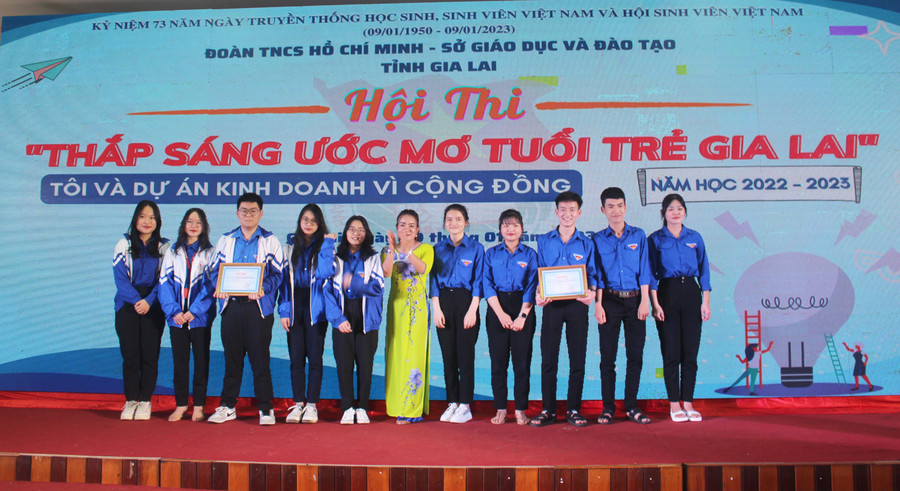 Nhóm tác giả gồm 5 thành viên (theo thứ tự từ phải sang) đến từ Trường THPT Hà Huy Tập (huyện Kông Chro) nhận giải nhì tại Hội thi Thắp sáng ước mơ tuổi trẻ Gia Lai. Ảnh: Minh Nhật Nhóm tác giả gồm 5 thành viên (theo thứ tự từ phải sang) đến từ Trường THPT Hà Huy Tập (huyện Kông Chro) nhận giải nhì tại Hội thi Thắp sáng ước mơ tuổi trẻ Gia Lai. Ảnh: Minh Nhật