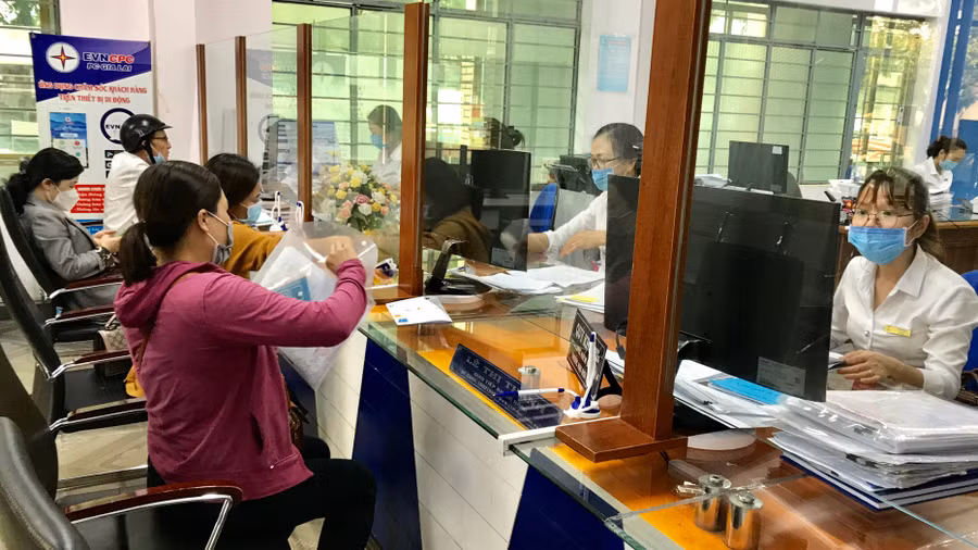 Điện lực Pleiku nỗ lực nâng cao chất lượng dịch vụ cho khách hàng. Ảnh: Hà Duy