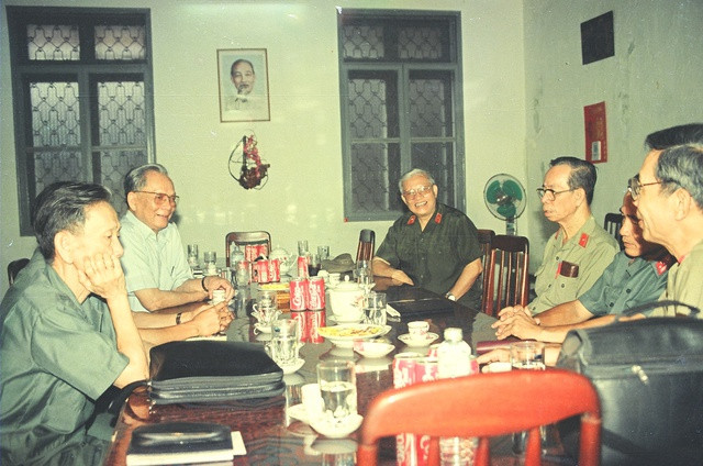 Đại tướng Lê Đức Anh gặp gỡ các nhà chỉ huy tình báo (ông Ba Quốc thứ 3 từ phải qua) Đại tướng Lê Đức Anh gặp gỡ các nhà chỉ huy tình báo (ông Ba Quốc thứ 3 từ phải qua)