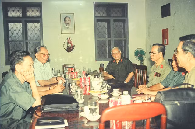 Đại tướng Lê Đức Anh gặp gỡ các nhà chỉ huy tình báo (ông Ba Quốc thứ 3 từ phải qua)