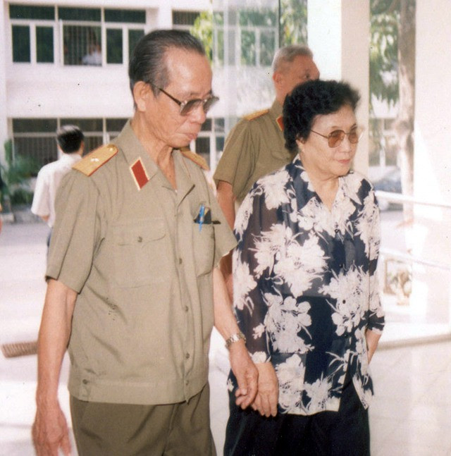 Ông Ba Quốc đi cùng Phó chủ tịch nước Nguyễn Thị Bình Ông Ba Quốc đi cùng Phó chủ tịch nước Nguyễn Thị Bình