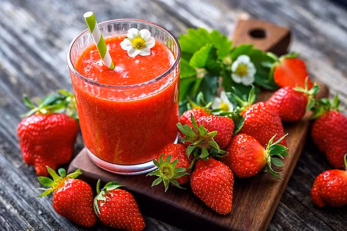 Ăn dâu hoặc uống một món nước từ dâu giúp cải thiện đáng kể các rủi ro tim mạch, chuyển hóa. Ảnh minh họa từ Internet