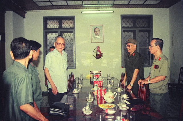 Ông Ba Quốc (ngoài cùng bên phải) và đại tướng Lê Đức Anh. Ảnh: T.L Ông Ba Quốc (ngoài cùng bên phải) và đại tướng Lê Đức Anh. Ảnh: T.L