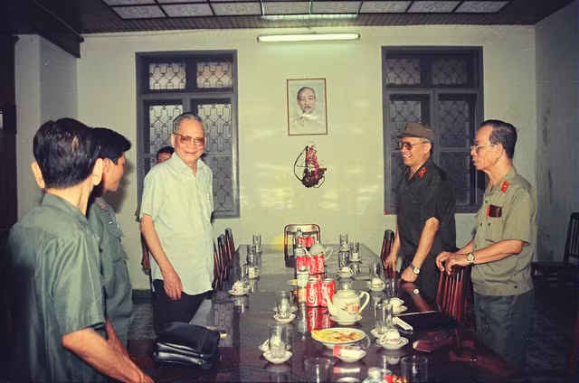 Ông Ba Quốc (ngoài cùng bên phải) và đại tướng Lê Đức Anh. Ảnh: T.L