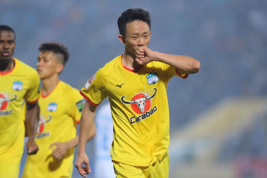 Châu Ngọc Quang đang chơi hay cùng Hoàng Anh Gia Lai. Ảnh: Minh Dân