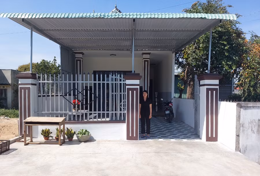 Nhờ nguồn vốn vay ưu đãi, gia đình chị Hoàng Thị Trà đã xây dựng được ngôi nhà mới khang trang. Ảnh: Công Đạo