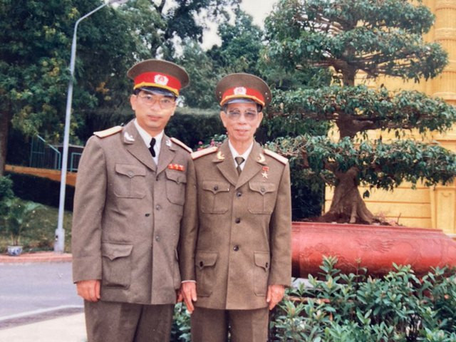 Ông Ba Quốc (phải) và tướng Nguyễn Chí Vịnh. Ảnh: T.L Ông Ba Quốc (phải) và tướng Nguyễn Chí Vịnh. Ảnh: T.L