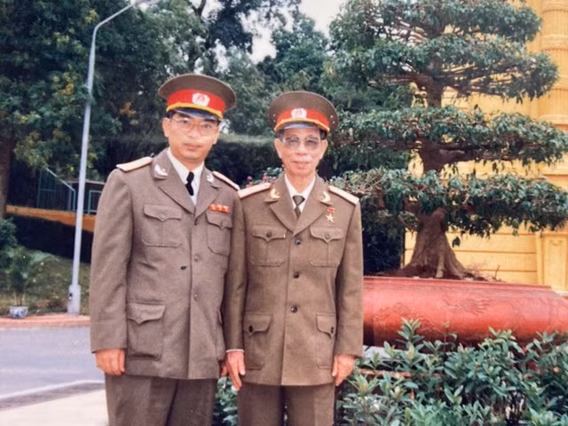 Ông Ba Quốc (phải) và tướng Nguyễn Chí Vịnh. Ảnh: T.L