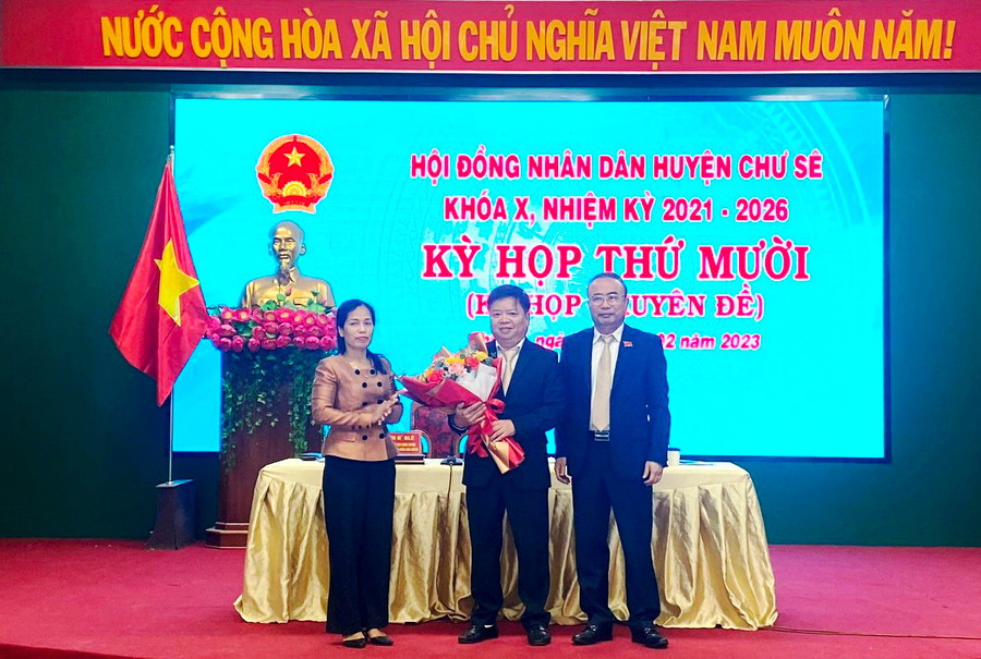 Bí thư Huyện ủy, Chủ tịch HĐND huyện Chư Sê Nguyễn Hồng Hà (bìa phải) tặng hoa chúc mừng tân Phó Chủ tịch UBND huyện Trần Minh Triều. Ảnh: Mỹ Đức Bí thư Huyện ủy, Chủ tịch HĐND huyện Chư Sê Nguyễn Hồng Hà (bìa phải) tặng hoa chúc mừng tân Phó Chủ tịch UBND huyện Trần Minh Triều. Ảnh: Mỹ Đức