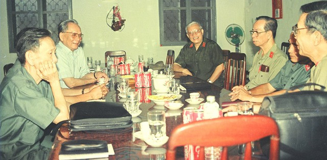 Đại tướng Lê Đức Anh gặp gỡ các nhà chỉ huy tình báo (ông Ba Quốc ngồi thứ ba từ phải sang). Ảnh: T.L. Đại tướng Lê Đức Anh gặp gỡ các nhà chỉ huy tình báo (ông Ba Quốc ngồi thứ ba từ phải sang). Ảnh: T.L.