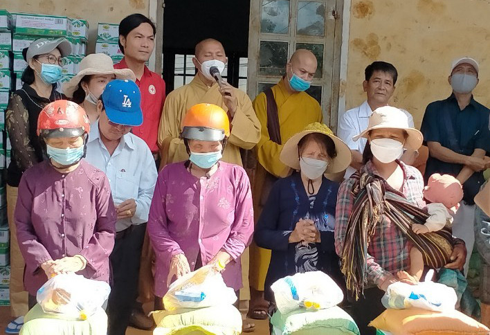 Đoàn công tác tặng quà cho đồng bào dân tộc thiểu số nghèo, có hoàn cảnh khó khăn xã AlBá, huyện Chư Sê. Ảnh: Hồng Ngọc Đoàn công tác tặng quà cho đồng bào dân tộc thiểu số nghèo, có hoàn cảnh khó khăn xã AlBá, huyện Chư Sê. Ảnh: Hồng Ngọc