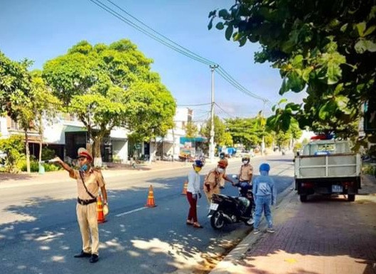 Lực lượng Cảnh sát giao thông (Công an tỉnh Gia Lai) xử lý các trường hợp vi phạm Luật Giao thông đường bộ. Ảnh: Lê Nam Lực lượng Cảnh sát giao thông (Công an tỉnh Gia Lai) xử lý các trường hợp vi phạm Luật Giao thông đường bộ. Ảnh: Lê Nam