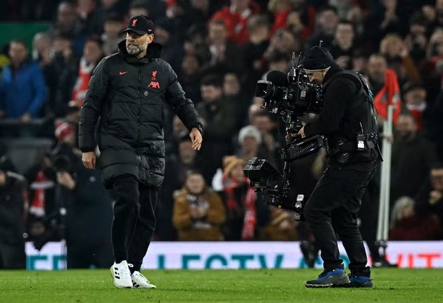 HLV Klopp tạm giải tỏa được áp lực. Ảnh: AFP