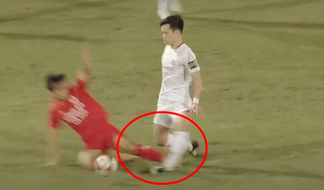 Hoàng Văn Toản (áo đỏ) phạm lỗi thô bạo với Hoàng Đức. Ảnh: Chụp màn hình Hoàng Văn Toản (áo đỏ) phạm lỗi thô bạo với Hoàng Đức. Ảnh: Chụp màn hình