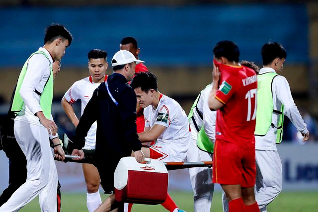 Hoàng Đức phải rời sân bằng cáng sau va vào bóng của Văn Toản. Ảnh: Minh Hoàng Hoàng Đức phải rời sân bằng cáng sau va vào bóng của Văn Toản. Ảnh: Minh Hoàng