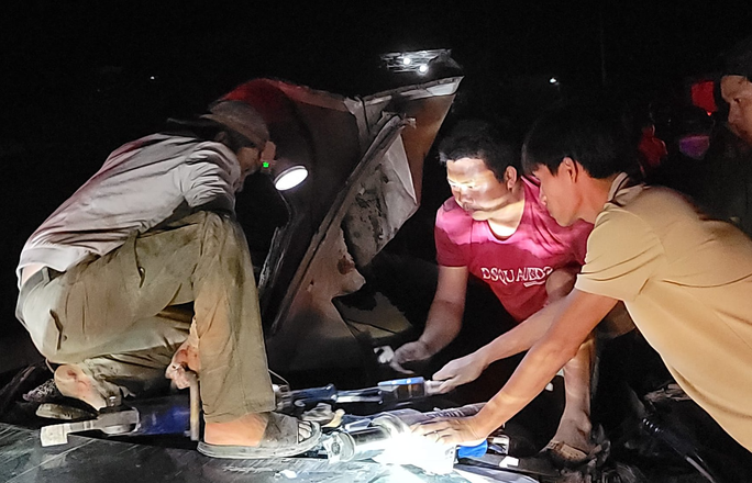 Lực lượng cứu hộ phải cắt khung xe mới đưa được thi thể 2 cha con xấu số ra ngoài Lực lượng cứu hộ phải cắt khung xe mới đưa được thi thể 2 cha con xấu số ra ngoài