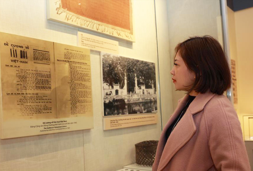 Người dân tham quan góc trưng bày “Đề cương về văn hóa Việt Nam” tại Bảo tàng Lịch sử Quốc gia. Ảnh: Hải Nguyễn Người dân tham quan góc trưng bày “Đề cương về văn hóa Việt Nam” tại Bảo tàng Lịch sử Quốc gia. Ảnh: Hải Nguyễn