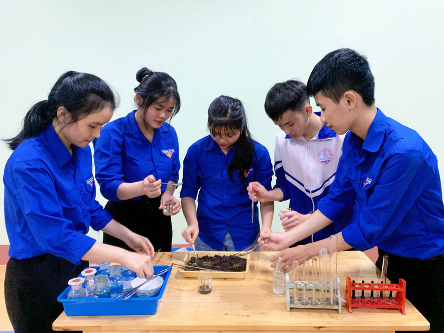 Nhóm tác giả nghiên cứu, điều chế nhang thảo dược trừ muỗi. Ảnh: Minh Nhật Nhóm tác giả nghiên cứu, điều chế nhang thảo dược trừ muỗi. Ảnh: Minh Nhật