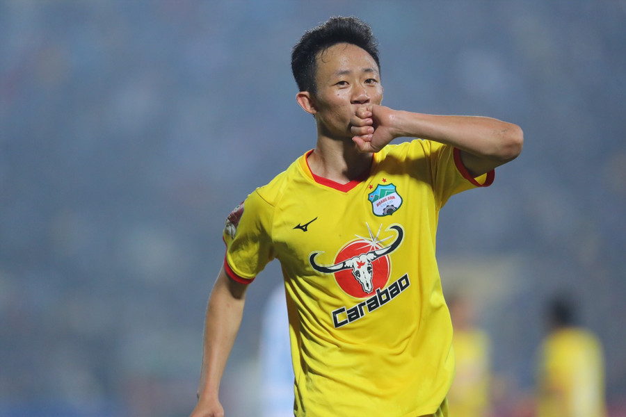 Châu Ngọc Quang &quot;lột xác&quot; dưới bàn tay của huấn luyện viên Kiatisak. Ảnh: Minh Dân