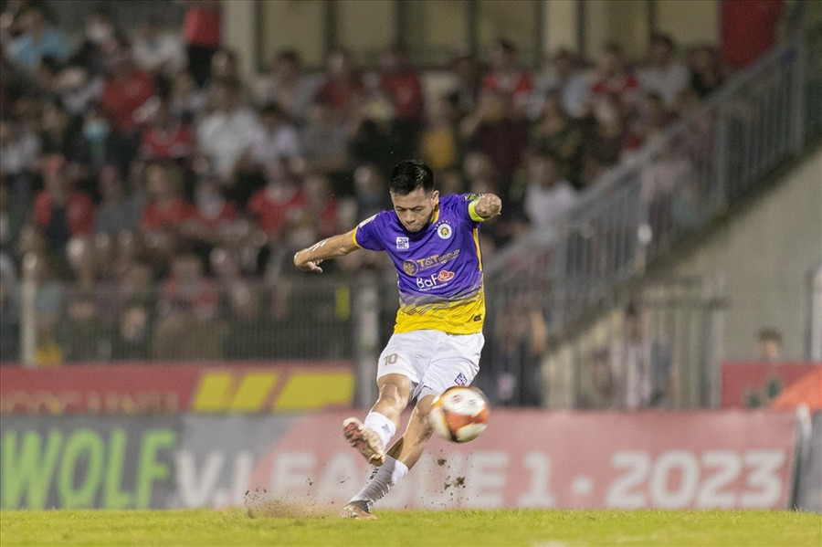 Văn Quyết sút phạt đẳng cấp gỡ hoà cho Hà Nội FC. Ảnh: Xuân Thuỷ