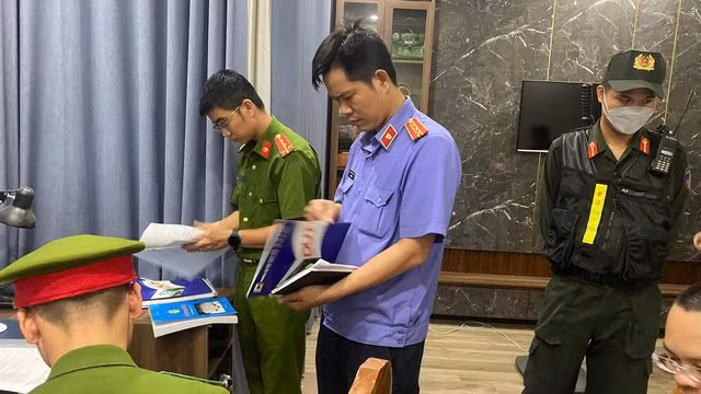 Khám xét nhà Huy. Ảnh: Nguyễn Tú