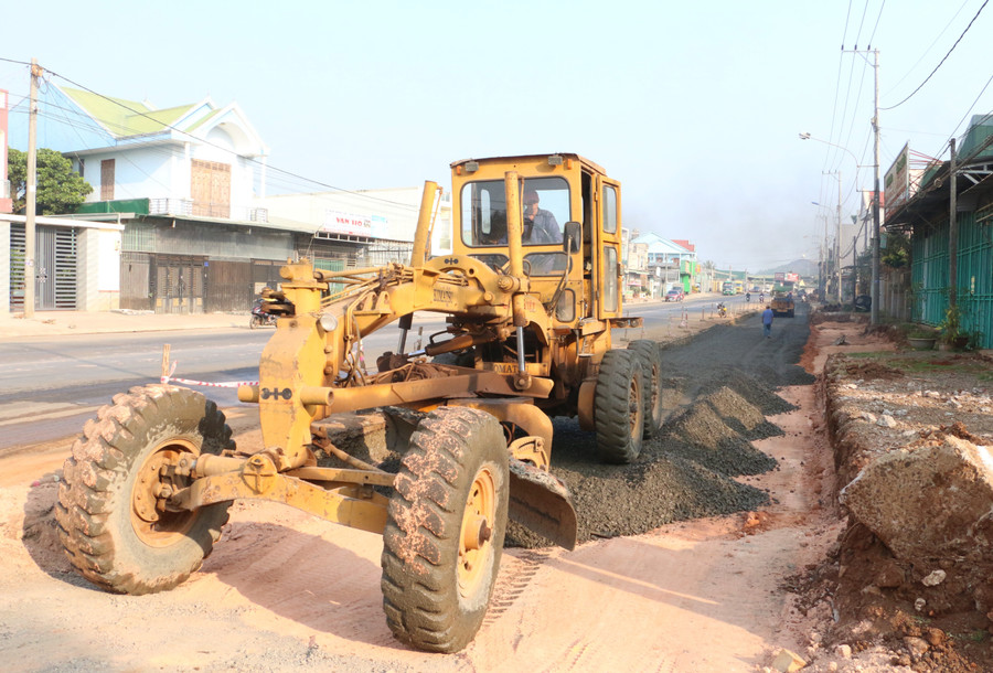 Đơn vị thi công đẩy nhanh tiến độ thực hiện dự án nâng cấp, mở rộng tuyến đường Lê Đại Hành. Ảnh: Nguyễn Quang Đơn vị thi công đẩy nhanh tiến độ thực hiện dự án nâng cấp, mở rộng tuyến đường Lê Đại Hành. Ảnh: Nguyễn Quang