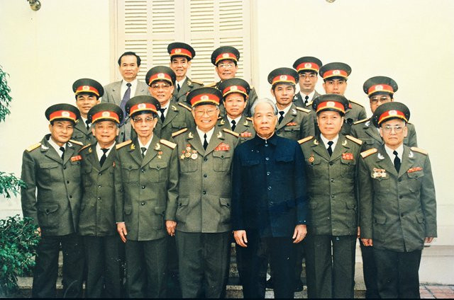 Tổng Bí thư Đỗ Mười với các sĩ quan tình báo. Ông Ba Quốc đứng hàng đầu, thứ ba từ trái sang. Ảnh: T.L Tổng Bí thư Đỗ Mười với các sĩ quan tình báo. Ông Ba Quốc đứng hàng đầu, thứ ba từ trái sang. Ảnh: T.L