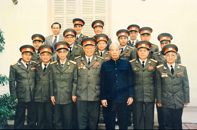 Tổng Bí thư Đỗ Mười với các sĩ quan tình báo. Ông Ba Quốc đứng hàng đầu, thứ ba từ trái sang. Ảnh: T.L