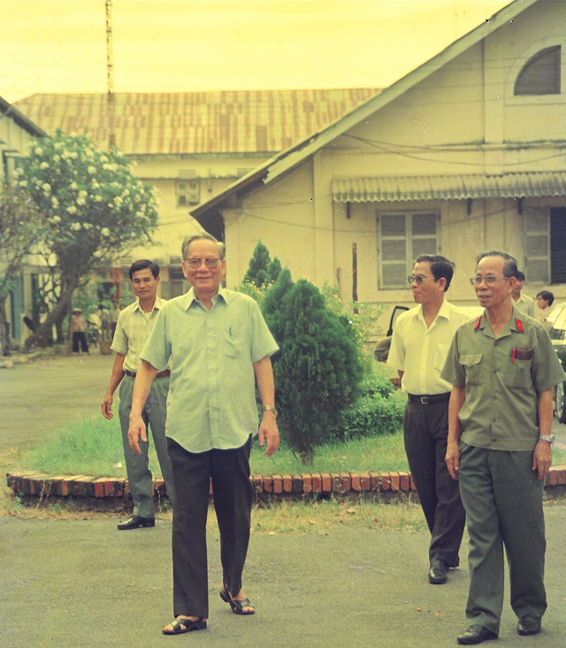 Đại tướng Lê Đức Anh và ông Ba Quốc (bìa phải). Ảnh: T.L Đại tướng Lê Đức Anh và ông Ba Quốc (bìa phải). Ảnh: T.L