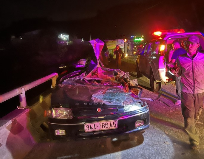 Vụ tai nạn tại huyện Đăk Glei tối 12.2 khi xe tải bị lật, đè lên xe ô tô con khiến 6 người thương vong. Ảnh: Phương Kiếm Vụ tai nạn tại huyện Đăk Glei tối 12.2 khi xe tải bị lật, đè lên xe ô tô con khiến 6 người thương vong. Ảnh: Phương Kiếm