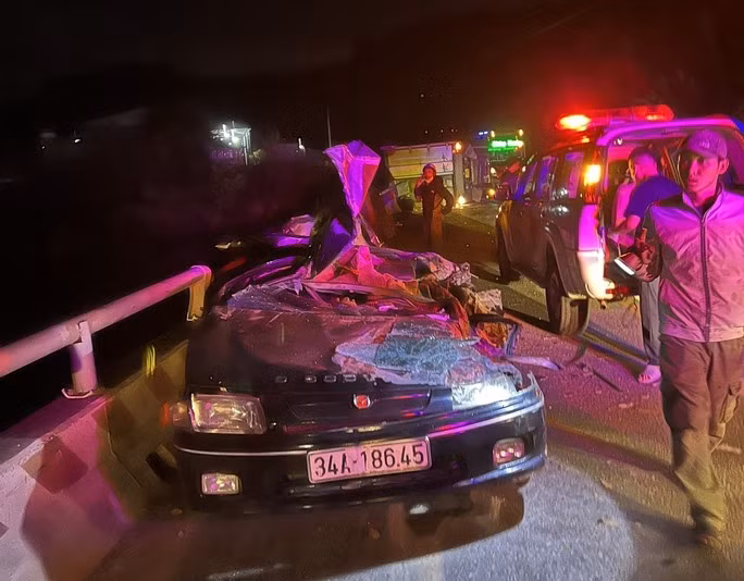 Vụ tai nạn tại huyện Đăk Glei tối 12.2 khi xe tải bị lật, đè lên xe ô tô con khiến 6 người thương vong. Ảnh: Phương Kiếm