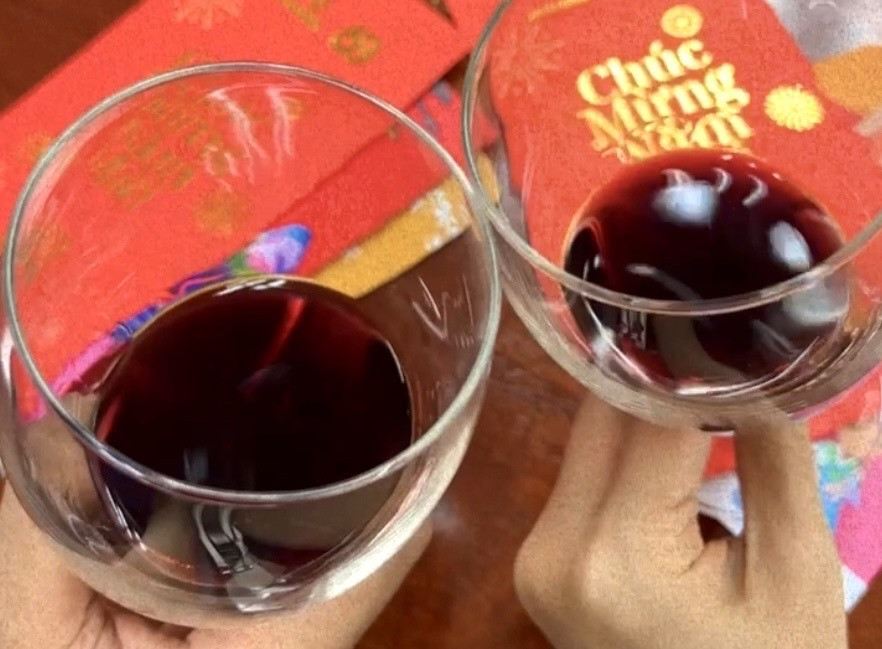 Uống rượu thường xuyên làm tăng mức huyết áp lâu dài hơn. Ảnh: Thanh Ngọc Uống rượu thường xuyên làm tăng mức huyết áp lâu dài hơn. Ảnh: Thanh Ngọc