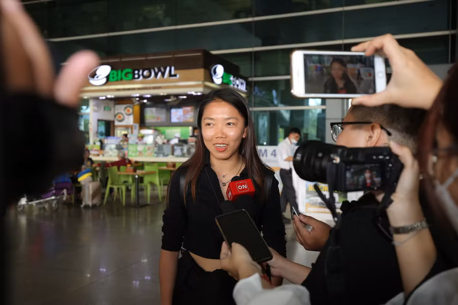 Tiền đạo Huỳnh Như về Việt Nam để chuẩn bị tham dự Gala trao giải Quả bóng vàng Việt Nam 2022. Ảnh: Dũng Phương