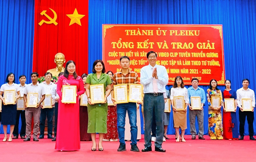 Trưởng ban Tuyên giáo Thành ủy Pleiku Bùi Tiến Dũng trao giải cho các thí sinh tại lễ tổng kết Cuộc thi viết và xây dựng video clip tuyên truyền gương “người tốt, việc tốt” trong học tập và làm theo tư tưởng, đạo đức, phong cách Hồ Chí Minh năm 2021-2022. Ảnh: Bá Bính Trưởng ban Tuyên giáo Thành ủy Pleiku Bùi Tiến Dũng trao giải cho các thí sinh tại lễ tổng kết Cuộc thi viết và xây dựng video clip tuyên truyền gương “người tốt, việc tốt” trong học tập và làm theo tư tưởng, đạo đức, phong cách Hồ Chí Minh năm 2021-2022. Ảnh: Bá Bính