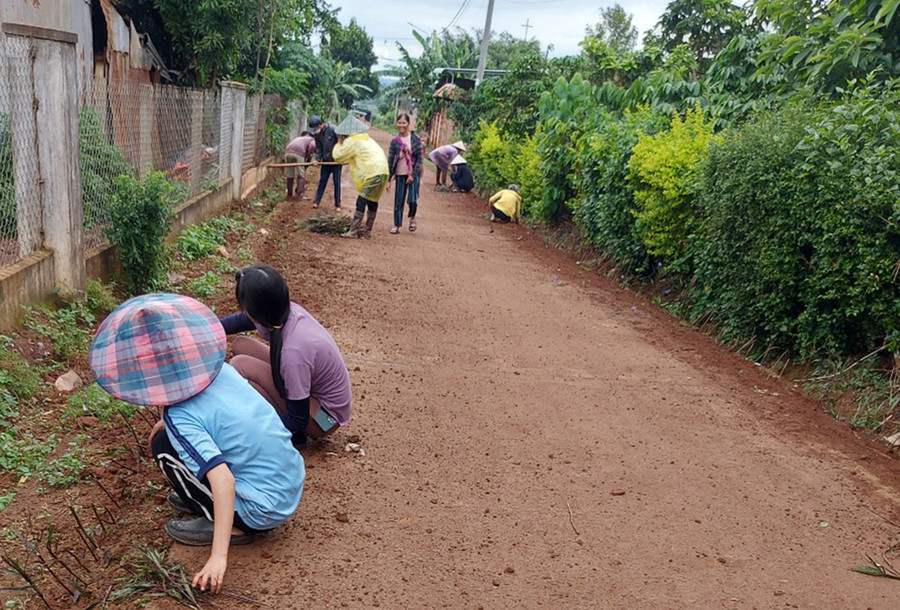 Người dân làng Bong Phrâo trồng hoa hai bên đường để tạo cảnh quang xanh-sạch đẹp. Ảnh: Phạm Ngọc Người dân làng Bong Phrâo trồng hoa hai bên đường để tạo cảnh quang xanh-sạch đẹp. Ảnh: Phạm Ngọc