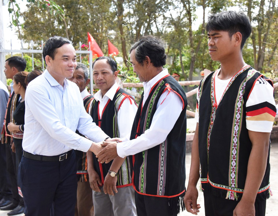 Phó Thủ tướng Chính phủ Trần Lưu Quang (thứ 4 từ phải sang) đến thăm và làm việc tại làng Đê Kjêng, xã Ayun, huyện Mang Yang. Ảnh: Đức Thụy