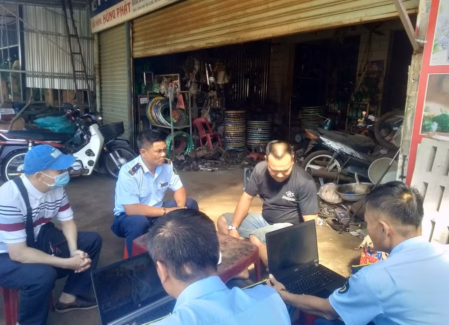 Lực lượng Quản lý thị trường tỉnh Đắk Nông kiểm tra cơ sở kinh doanh ở trên địa bàn tỉnh. Ảnh: Cục Quản lý thị trường cung cấp