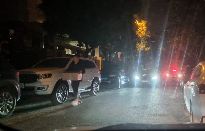 Lực lượng chức năng thu giữ nhiều tài liệu tại nhà ông Ca.