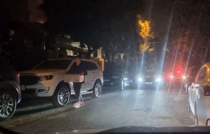 Lực lượng chức năng thu giữ nhiều tài liệu tại nhà ông Ca.