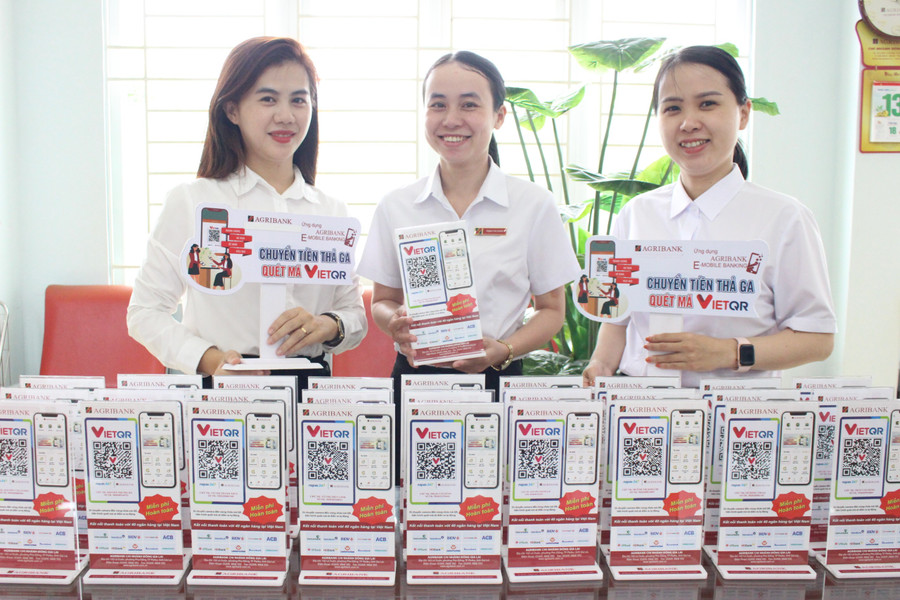 Agribank Chi nhánh Đông Gia Lai đang hướng tới mục tiêu trao 3.000 mã VietQR đến khách hàng hộ kinh doanh, cá nhân kinh doanh. Ảnh: Hà Duy Agribank Chi nhánh Đông Gia Lai đang hướng tới mục tiêu trao 3.000 mã VietQR đến khách hàng hộ kinh doanh, cá nhân kinh doanh. Ảnh: Hà Duy