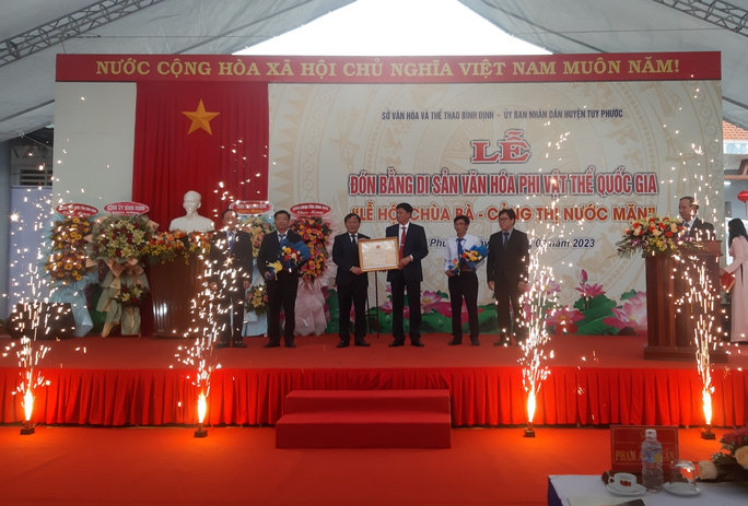 Lãnh đạo UBND huyện Tuy Phước đón nhận bằng di sản văn hóa phi vật thể quốc gia Lễ hội Chùa Bà - Cảng thị Nước Mặn. Lãnh đạo UBND huyện Tuy Phước đón nhận bằng di sản văn hóa phi vật thể quốc gia Lễ hội Chùa Bà - Cảng thị Nước Mặn.