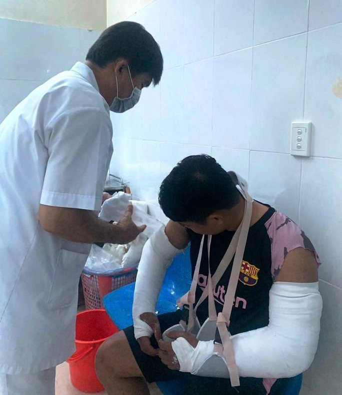 Anh Đạt được bác sĩ chăm sóc tại bệnh viện Anh Đạt được bác sĩ chăm sóc tại bệnh viện