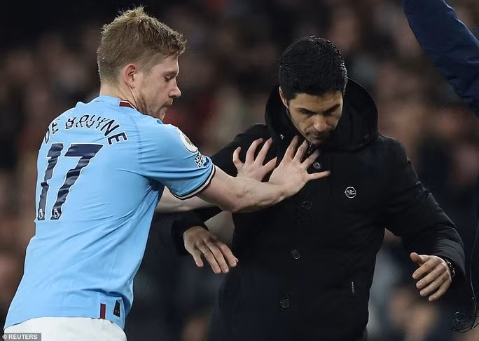 Pha xô xát hy hữu giữa De Bruyne và HLV Mikel Arteta của Arsenal